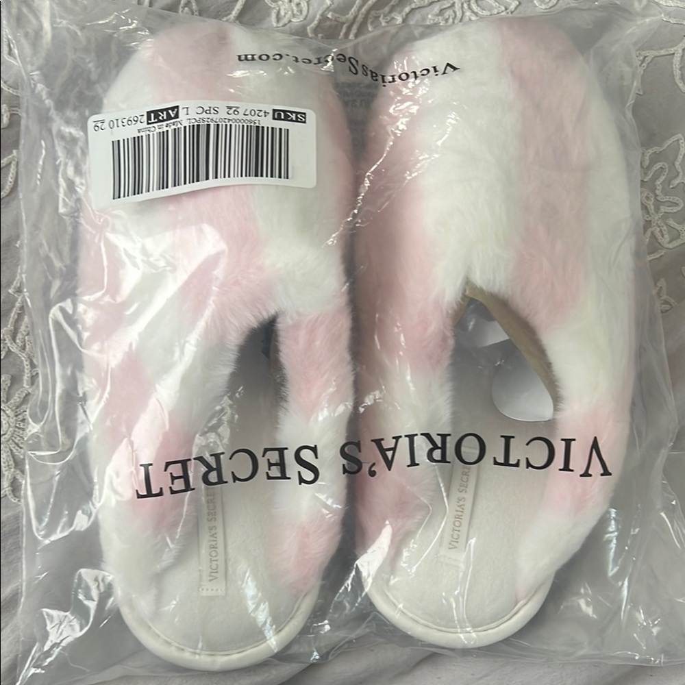 Victoria's Secret Pink and White Women's Slippers